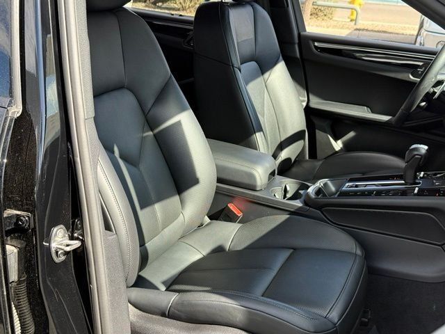 Used 2026 Porsche Macan AWD/4WD image 18