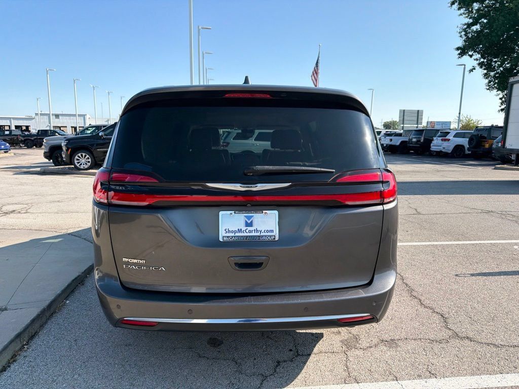 Used 2021 Chrysler Pacifica Touring-L FWD image 4