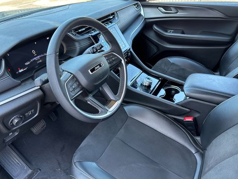 Used 2023 Jeep Grand Cherokee Altitude AWD/4WD image 10