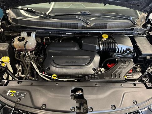 Used 2021 Chrysler Pacifica Touring-L w/ Uconnect Theater Family Group AWD/4WD image 25