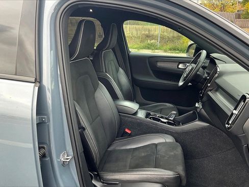 Used 2021 Volvo XC40 T5 R-Design w/ Climate Package image 7