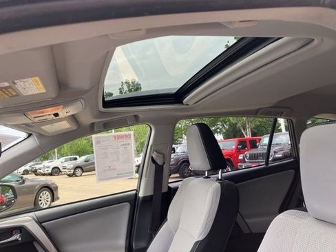 Used 2018 Toyota RAV4 XLE AWD/4WD image 13