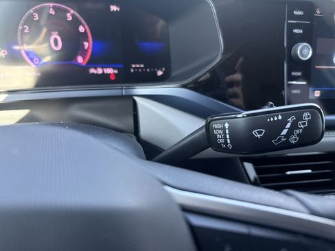 New 2024 Volkswagen Taos SE image 20