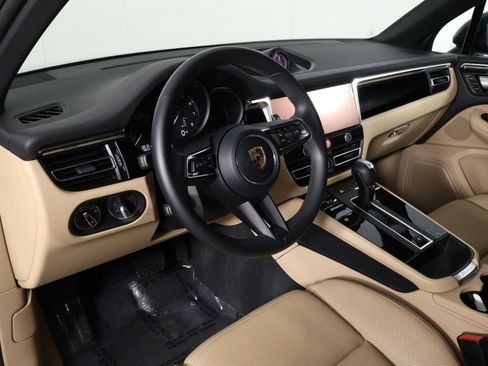 Certified 2026 Porsche Macan AWD/4WD image 4