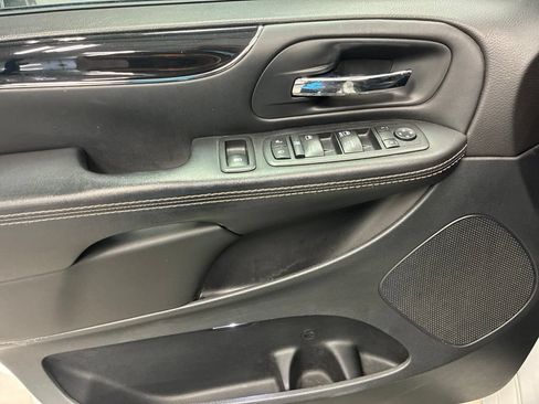 Used 2018 Dodge Grand Caravan SXT w/ Blacktop Package FWD image 21
