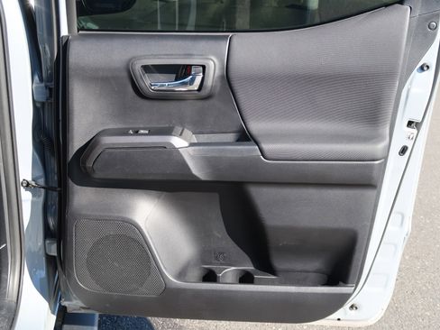 Used 2019 Toyota Tacoma TRD Off-Road image 40