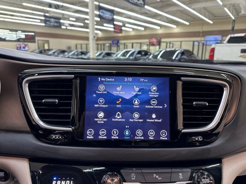 Used 2018 Chrysler Pacifica Touring-L Plus image 28