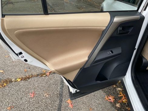 Used 2013 Toyota RAV4 LE image 18