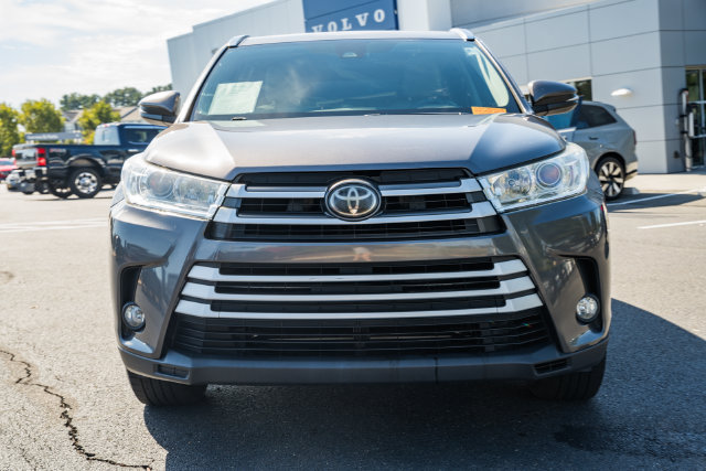 Used 2017 Toyota Highlander XLE AWD/4WD image 2