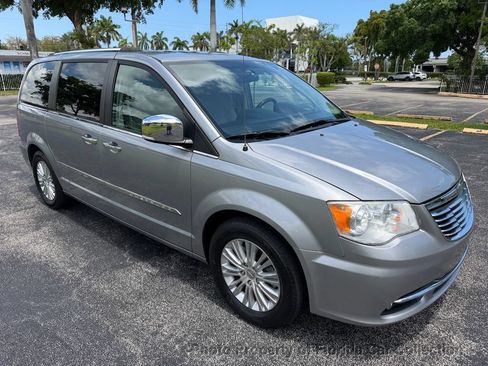 Used 2013 Chrysler Town & Country Limited w/ Luxury Group FWD image 2