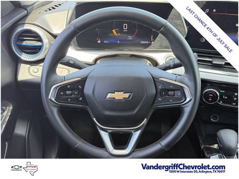 Used 2025 Chevrolet Trax LT w/ LT Convenience Package FWD image 12