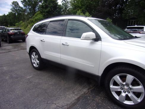 Used 2017 Chevrolet Traverse LT w/ Style and Technology Package image 8