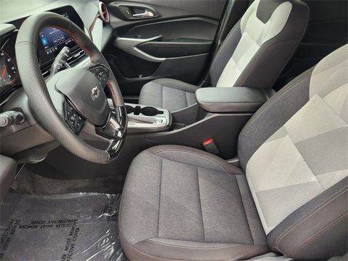 Used 2024 Chevrolet Trax RS FWD image 4