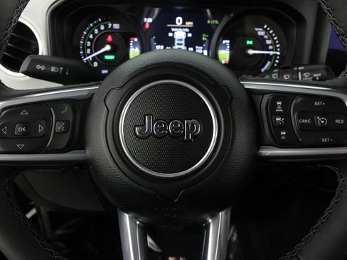 Used 2025 Jeep Wrangler Unlimited Sahara AWD/4WD image 12