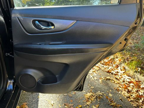 Used 2016 Nissan Rogue SV w/ SV Premium Package image 7