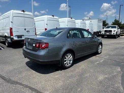 Used 2010 Volkswagen Jetta SE FWD image 12