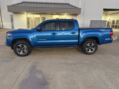 Used 2017 Toyota Tacoma TRD Sport image 4