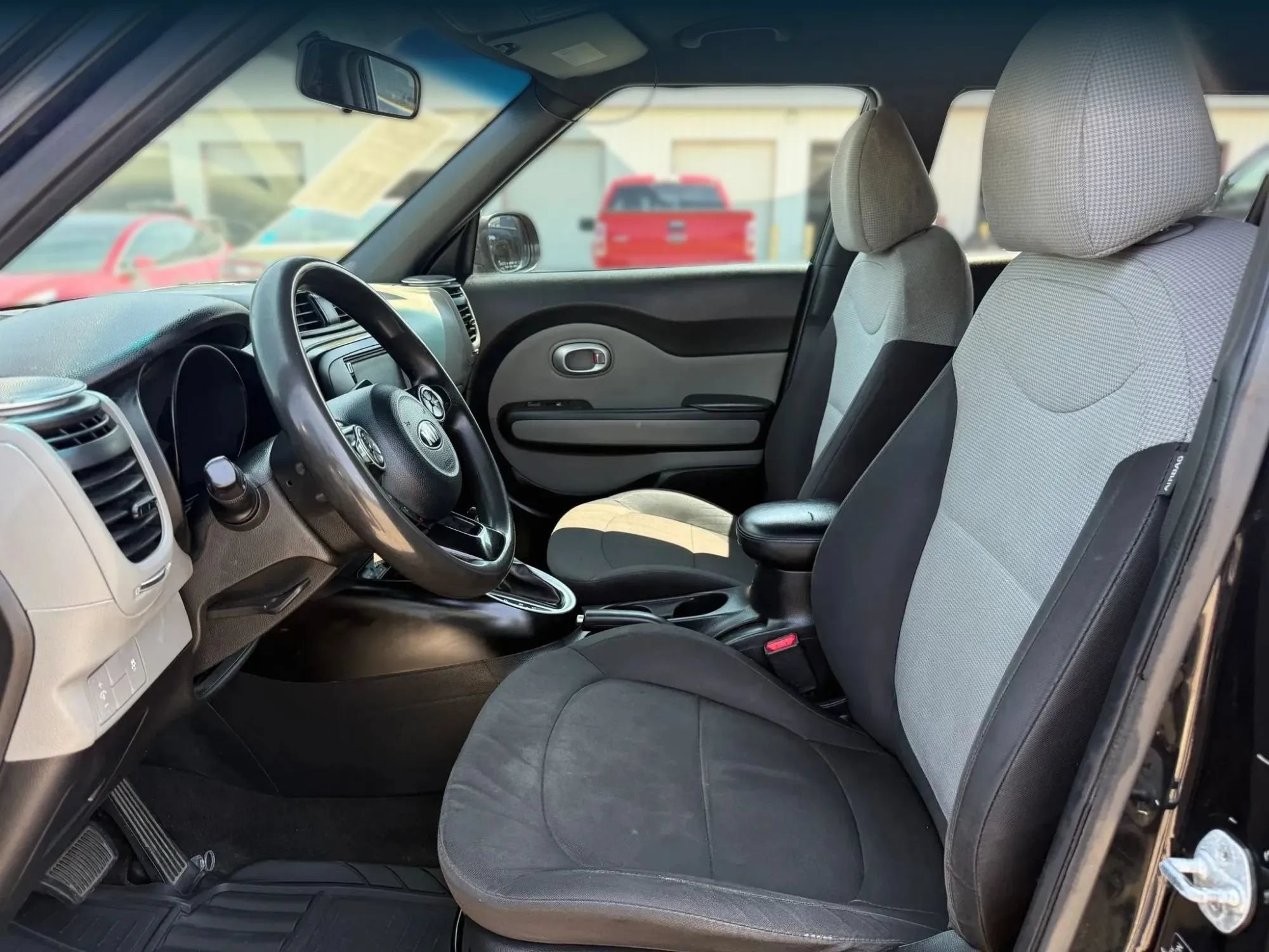 Used 2018 Kia Soul FWD image 2
