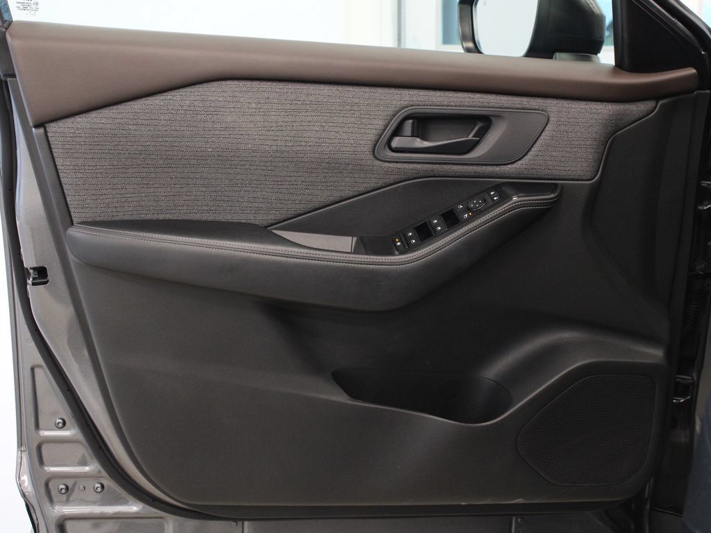 Used 2023 Nissan Rogue SV w/ SV Premium B Package FWD image 11