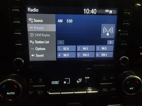 Used 2020 Toyota Highlander L image 25