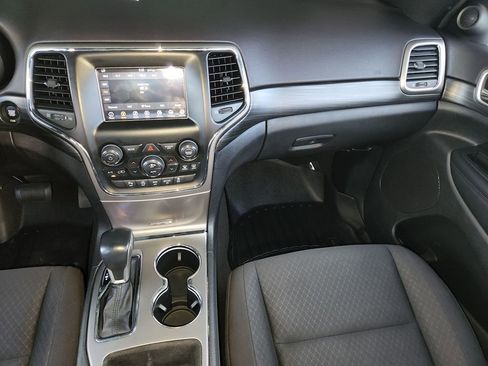 Used 2020 Jeep Grand Cherokee Laredo image 16