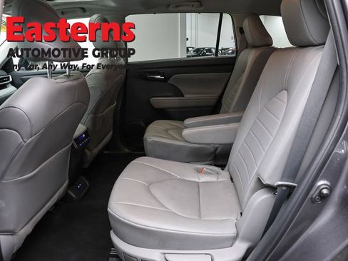 Used 2022 Toyota Highlander XLE AWD/4WD image 21