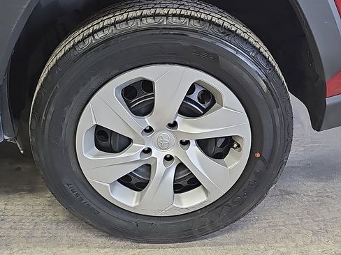 Used 2024 Toyota RAV4 LE image 33