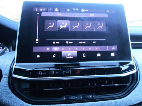 Certified 2024 Jeep Compass Latitude image 25