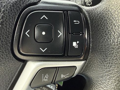 Used 2019 Toyota Highlander LE AWD/4WD image 12