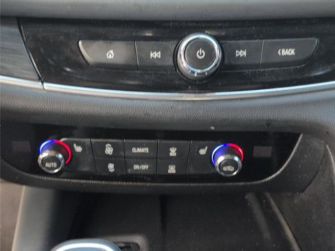 Used 2020 Buick Enclave Essence image 21