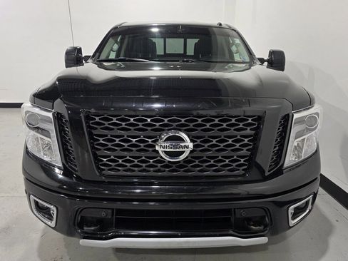 Used 2019 Nissan Titan S image 10