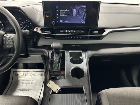 Used 2025 Toyota Sienna LE FWD image 25