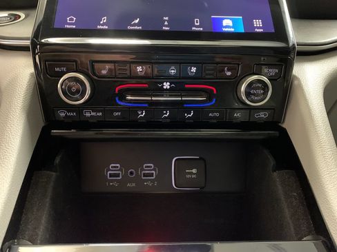 Used 2022 Jeep Grand Cherokee Overland AWD/4WD image 30