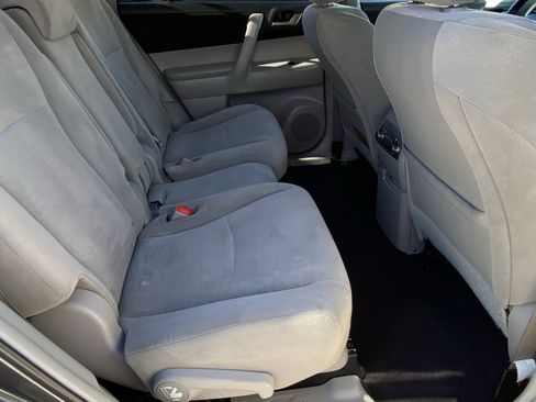 Used 2012 Toyota Highlander FWD w/ Tech Pkg image 12