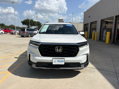 Certified 2024 Honda Pilot Touring image 3