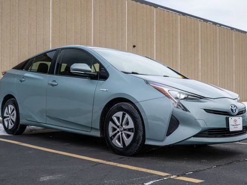 Used 2016 Toyota Prius Three image 2