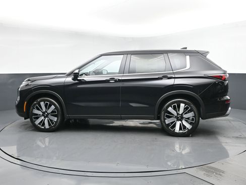 New 2026 Mitsubishi Outlander LE image 4