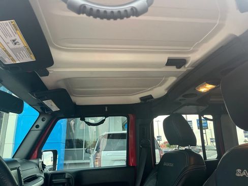Used 2018 Jeep Wrangler Unlimited Sahara w/ Connectivity Group AWD/4WD image 13