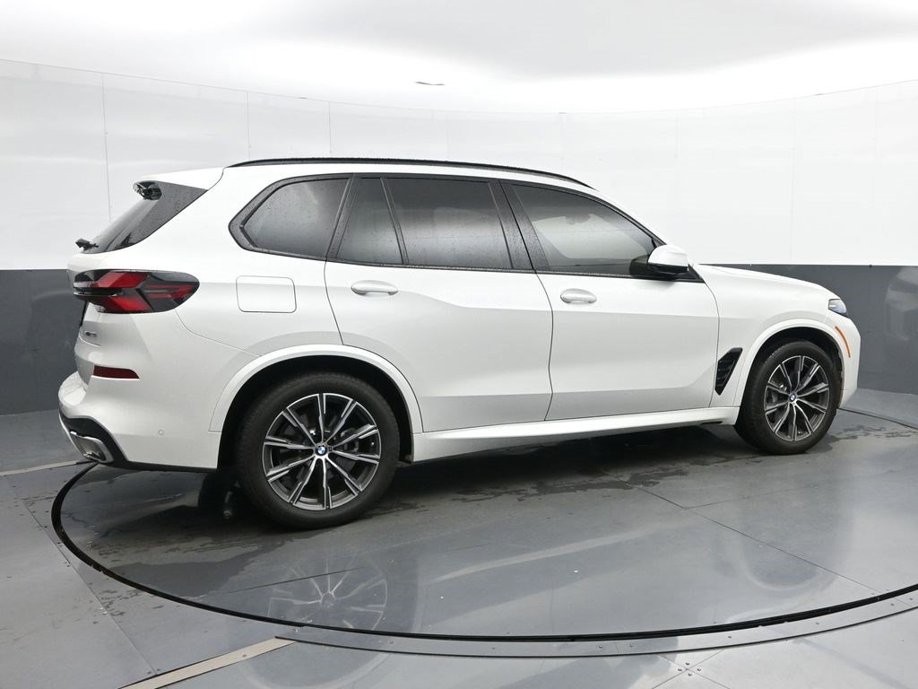 Used 2025 BMW X5 xDrive40i w/ M Sport Package AWD/4WD image 9