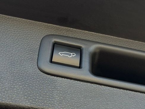 Used 2023 Toyota Highlander XLE AWD/4WD image 23