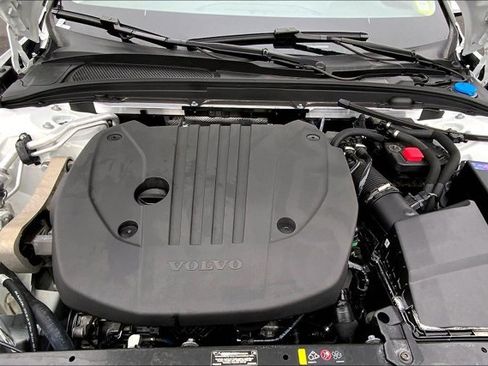 Used 2025 Volvo V60 B5 Cross Country Plus image 9