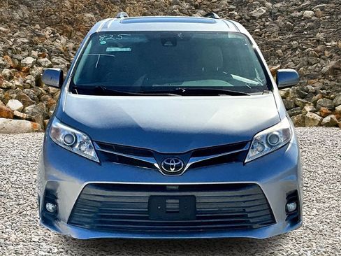 Used 2018 Toyota Sienna XLE image 3