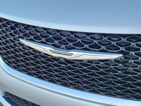 Used 2023 Chrysler Pacifica Touring-L image 22