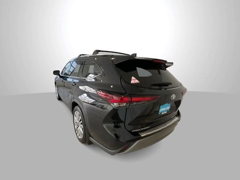 Used 2024 Toyota Highlander Platinum image 6