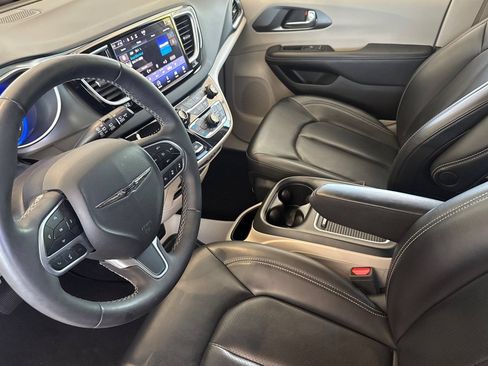 Used 2023 Chrysler Pacifica Touring-L FWD image 10
