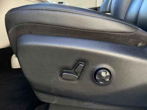 Used 2024 Chrysler Pacifica Touring-L image 12