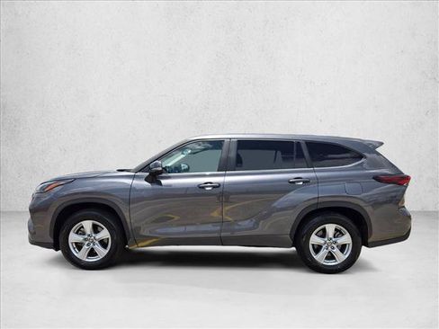 Used 2025 Toyota Highlander LE FWD image 9