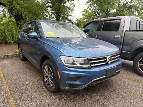 Used 2020 Volkswagen Tiguan SE w/ 3rd Row Seat Package AWD/4WD image 3
