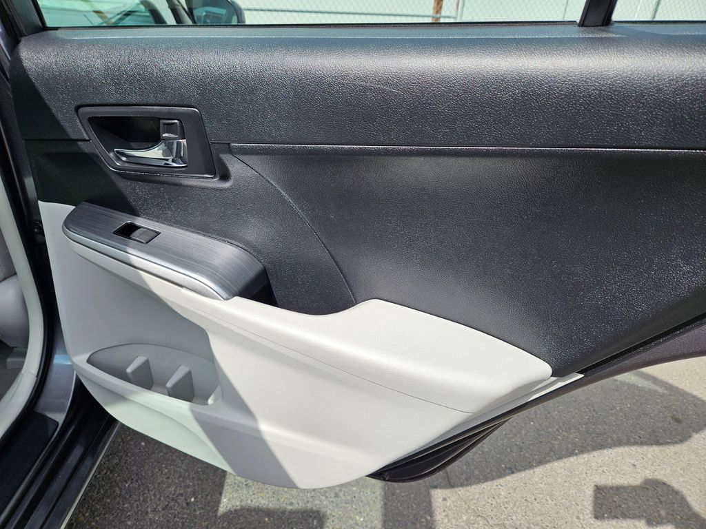 Used 2014 Toyota Camry LE FWD image 16