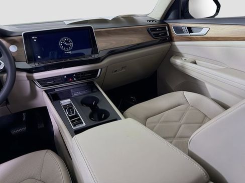 Used 2024 Volkswagen Atlas SE image 23